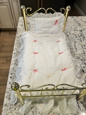 Vintage American girl doll bed